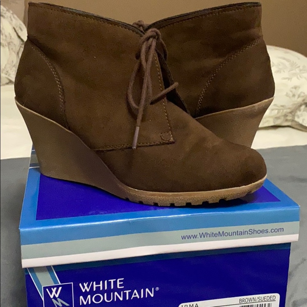 White Mountain Wedge Suede tie-up boots